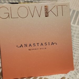Anastasia Beverly Hills Sugar Glow Kit in Peach and Cream